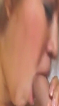 Olgun hatun derin amcık yalama ve parmaklama çılgınlığı için götünü açıyor