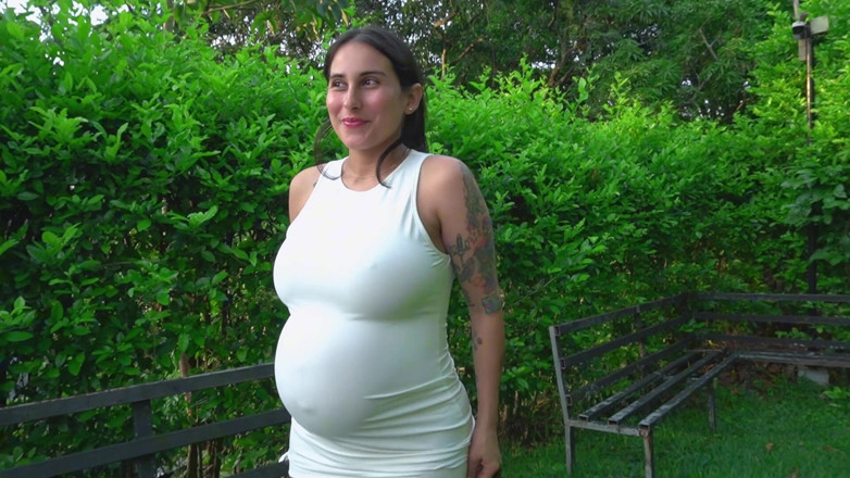 Jenifer Play: Uitdaging in Een Park, Zwanger Meisje Stemt Ermee in Om...
