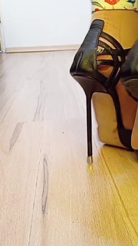 Travesti seksi siyah deri parmakla yürüyor charlotte lüks yüksek topuklu pompalar