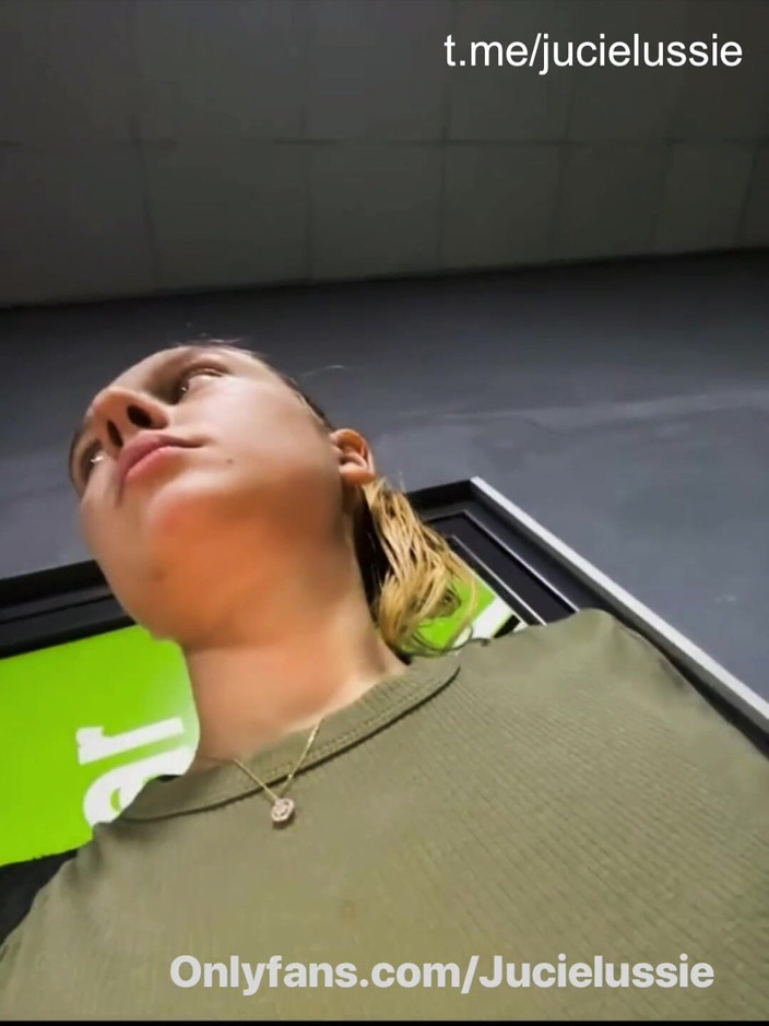 JuiceLussie: Loco follando coño en el gimnasio público