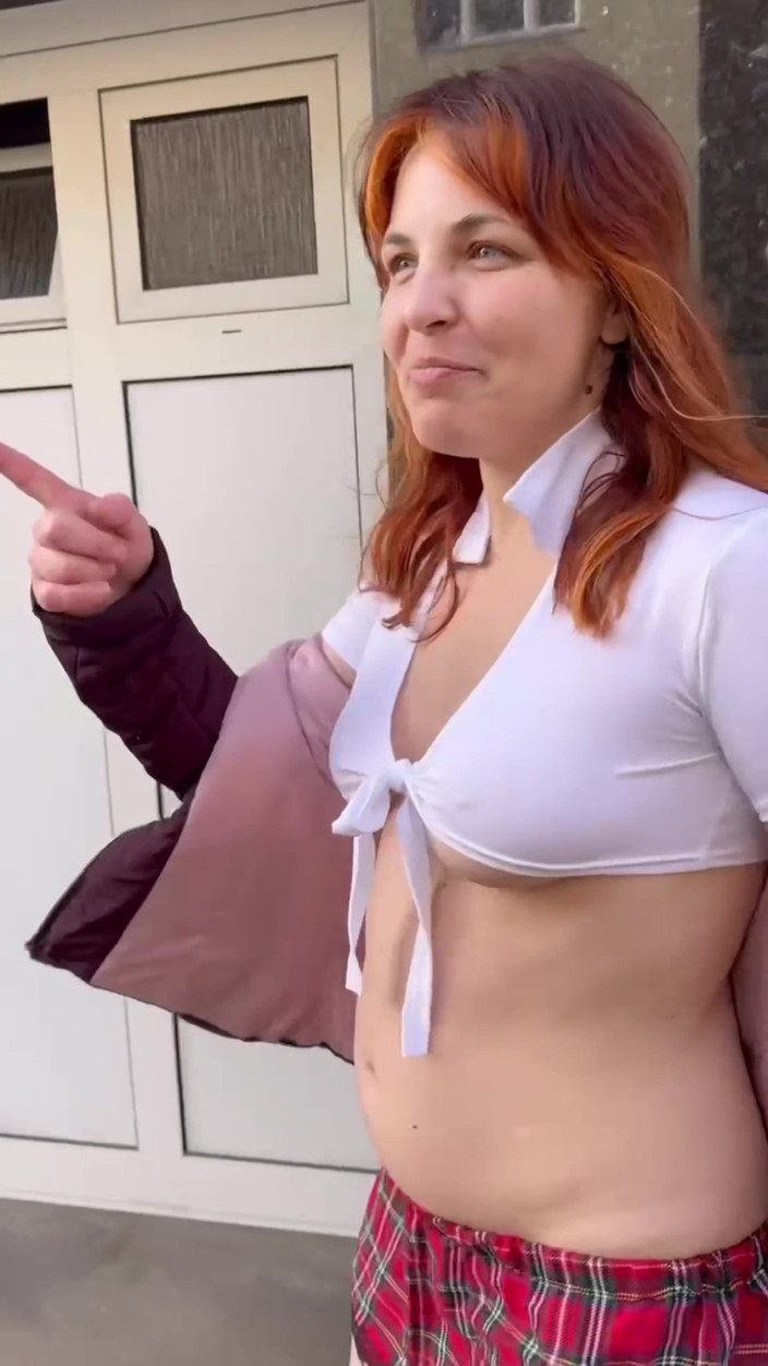 Elena917: Veřejná procházka školní uniformou a obnažování