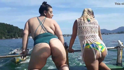 Paty Bumbum: Exhibitionnisme sur un bateau en public avec Paty Butt et...