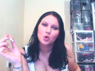 MissFFW: Tôn sùng hút thuốc