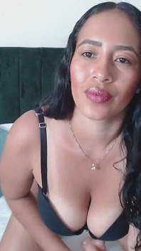 Tette Grandi E Sedere Grosso Si Masturbano in Camera per I Loro Utenti