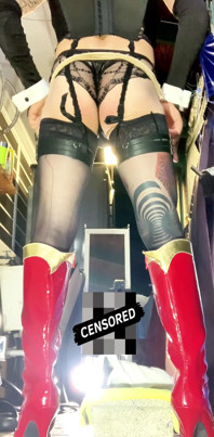 Söt femboy sträcker sig för att ta enorm dildo!