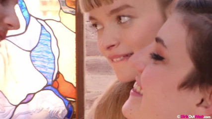 Girls Out West: Trzy wspaniałe cycate laski liżą i palcami owłosioną cipkę