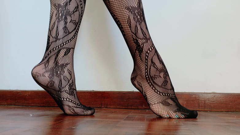 Kinky Lyrical: Nailon și tocuri clare