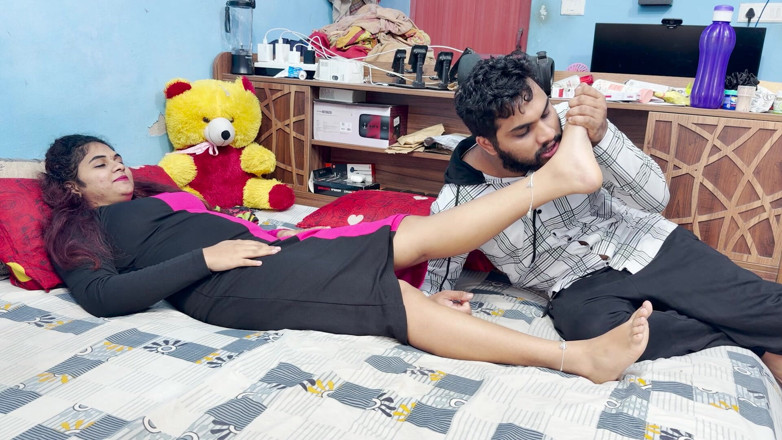 Vaishnavysharunraj: Malayali Boss Girl Feet Massage by Boy Staff