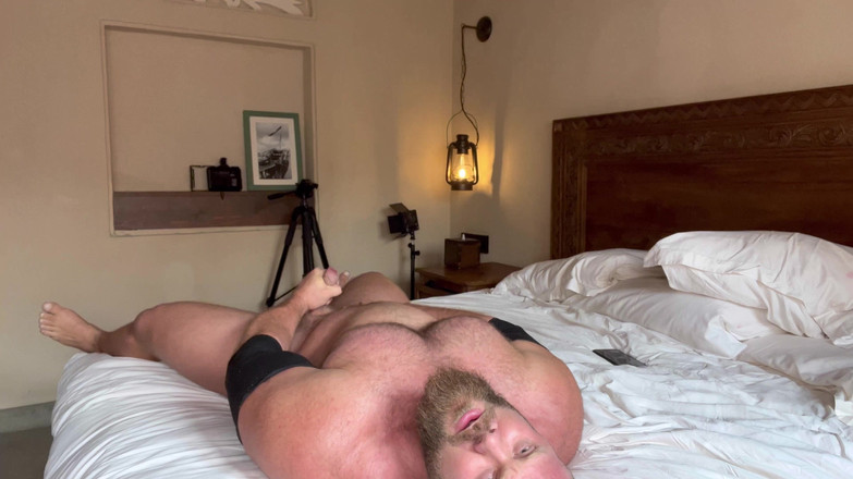 Jack stacked: Lycra фетиш изгибается по металлу с поеданием спермы с дрочкой