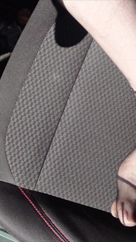 Chico Con Pies De Nylon En Medias En El Coche