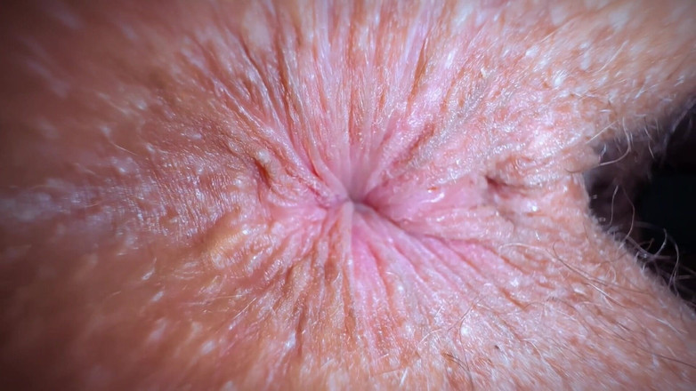 Gigi oficial: Lízal jsem jí zadek, utřel si to jejími tangy a...