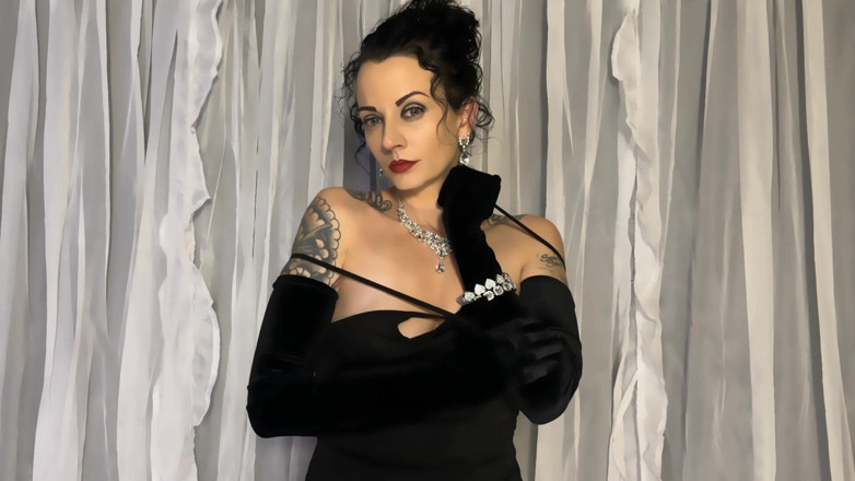 Miss Morticia: Boneka