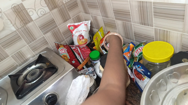 Pushpa studio: Południowoindyjska zdradzająca gospodyni domowa