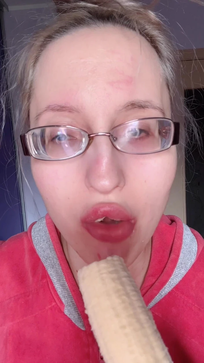 FinDom Goaldigger: Asmr comiendo banana pink lipstick - fetiche labial fetiche de comida...
