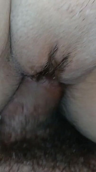 ¡Qué lindo cuando la polla se estira por la mañana tan pronto como me despierto!