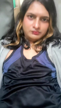 Zoya Shezadi vai tomar banho e usar toalha azul e falar sobre mim mesma