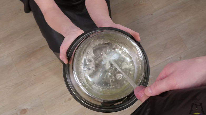 Ritzy Rain: Ritzy Rain caminaba con correa babeando con una mordaza de...