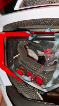 Motociclista desnudo se masturba en su Mxhelmet