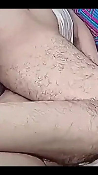 Il cuore del fratellastro correva mentre si preparava per il duro sesso anale con la sua sorellastra indiana