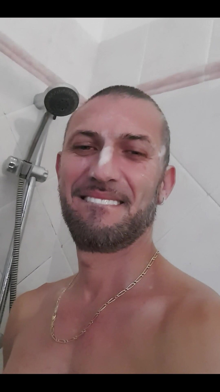 Boy jerking off: Приходи принять горячий душ со мной?
