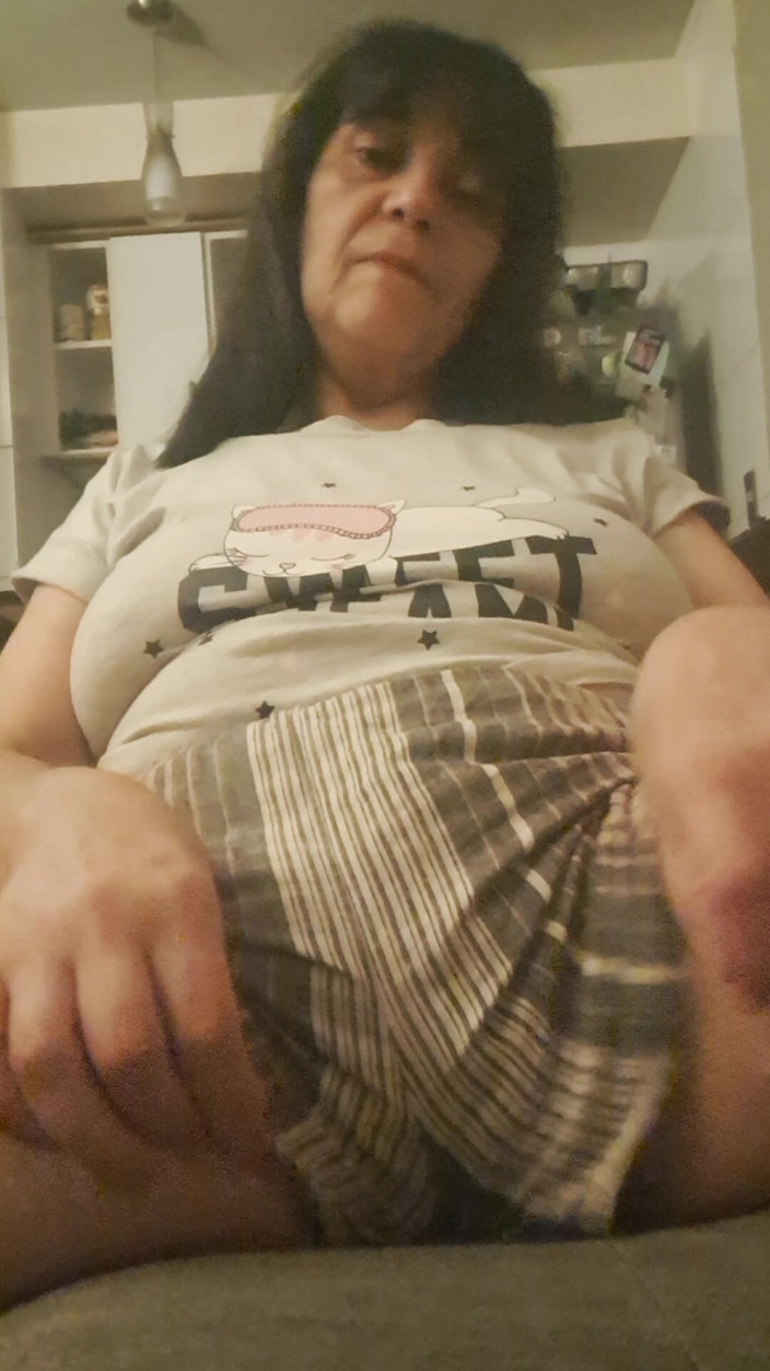 Mommy big hairy pussy: MILF matang dalam seluar pendek, menunjukkan kejutan