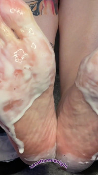 Jilat es krim dari kaki cantikku