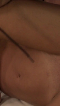 Scena di sesso bagnato- la milf 4_busty mora si diverte a squirtare e le sue tette vengono coperte di sperma