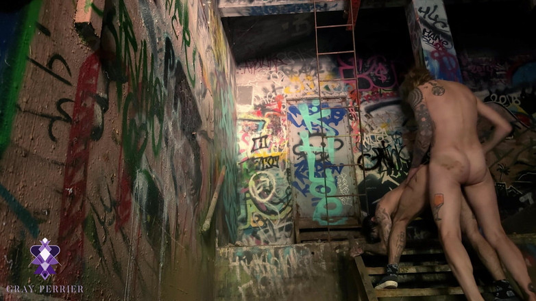 Gray Perrier: Trans dívka přistižena při šukání trans muže v opuštěné budově