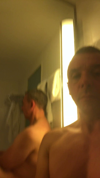 Benbinaked: Guy si masturba con i calzini