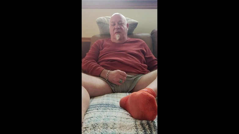 beardaddychub: Szarpanie i oglądanie filmu fana! Dużo stóp