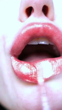 Bacio ragazza glamour con dolci labbra succose lucide