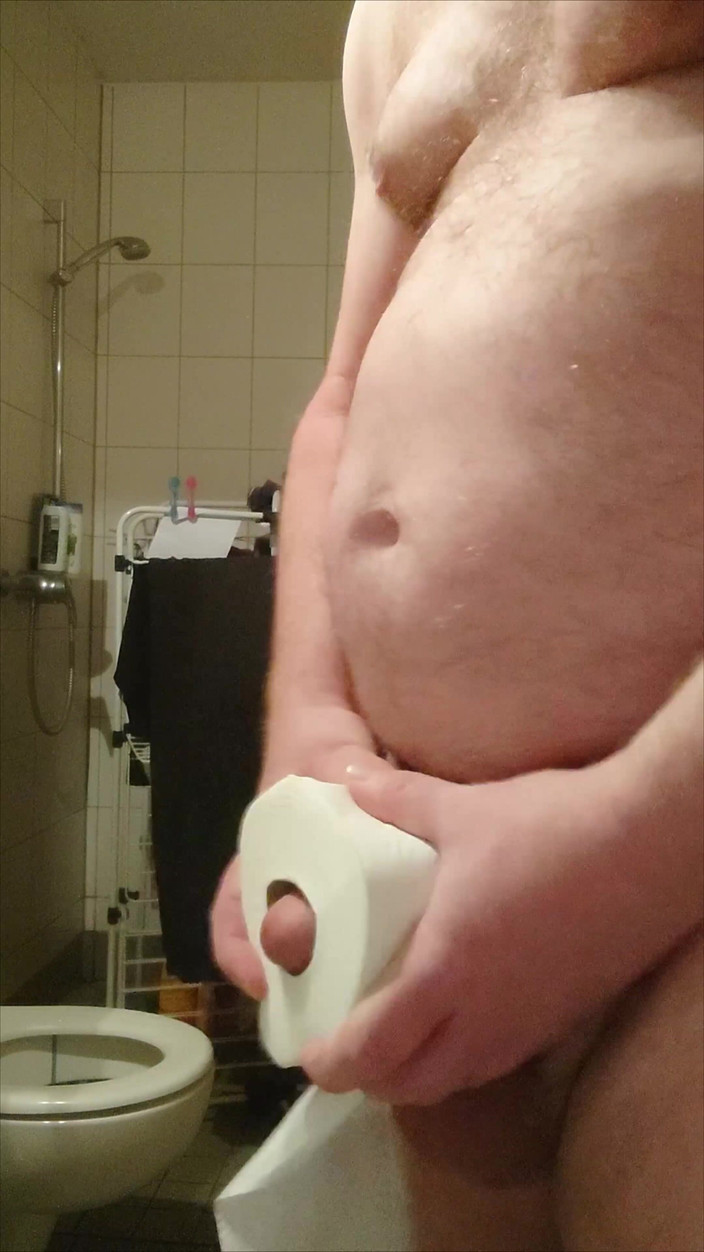 Carmen_Nylonjunge: Rollo De Papel Higiénico Y El Pene Pequeño