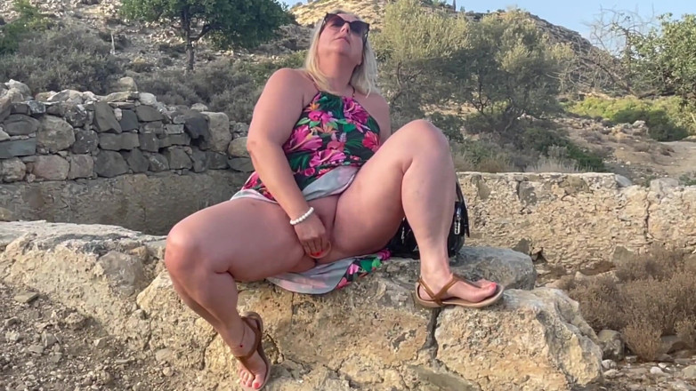 Lena Cox: Moglie arrapata si masturba all'aperto e squirta - orgasmi reali della...