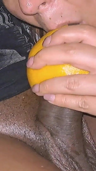 흑인 대물 자지에게 자지를 쓰다듬고 신음하는 자지를 주는 오지는 자몽