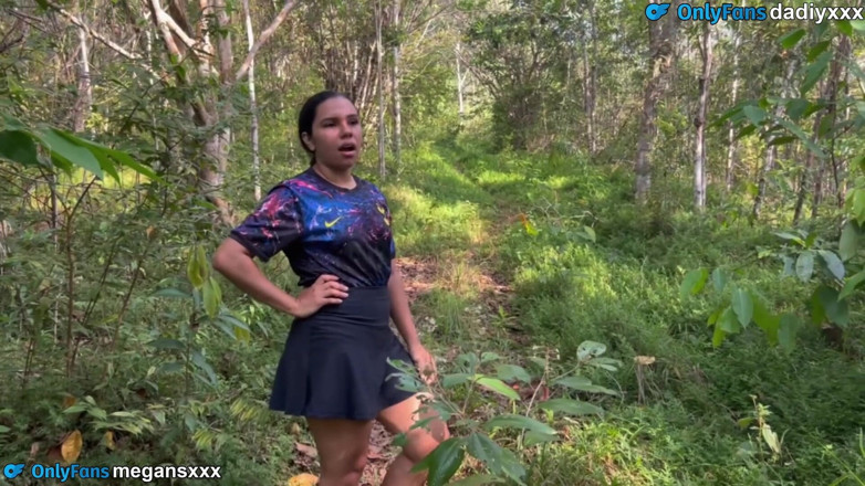 MeGanSxx: Desconocida Llega a Mi Tienda De Acampar Y Se Queda...