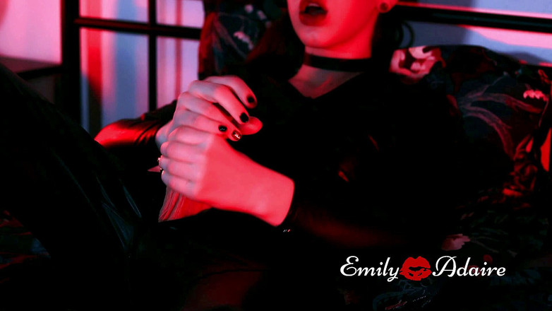 Emily Adaire: Trans ragazza si masturba con il suo costume di pelle