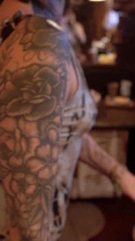 Elle a Demandé Une Pipe! Une Bombasse Tatouée Suce Une Grosse Bite