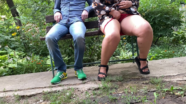 OurFetishLife: Mă piș în parc mă uit și mă excit
