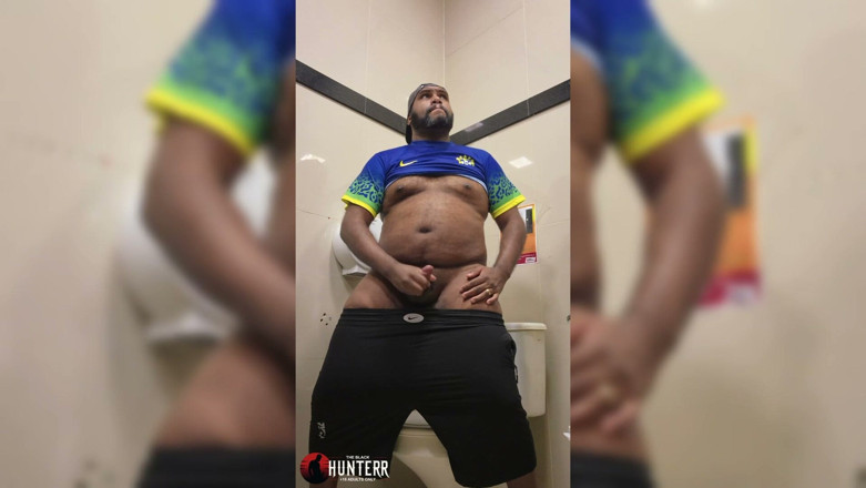 TheBlacKHunterr: main ise bardasht nahin kar saka aur baathroom men bahut...