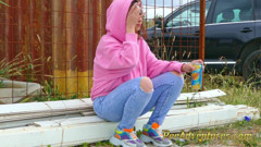 Pee Adventures: Fată cu glugă se pișă prin blugi