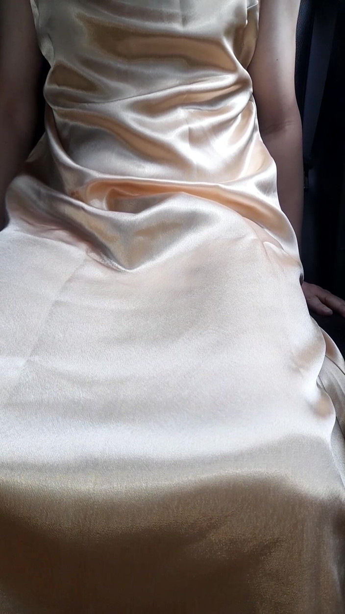 Naomisinka: Gaun satin emas masturbasi dan muncrat di dalam gaun