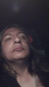 All'aperto il travestito maturo va su e giù per le scale video da solo