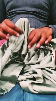 Porno de branlette en satin et soie - éjaculation sur un salwar vert et soyeux de bhabhi 82