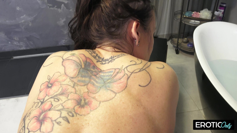 MILFFreaksX: Er Schaut Seiner Stiefmutter Beim Duschen Zu