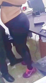 Mi jefe me folló en su oficina hasta que mis piernas comenzaron a temblar