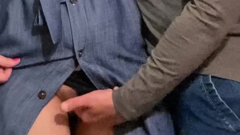 PriyaNaavya: 天哪!!陌生人的手在我连衣裙下在地铁里