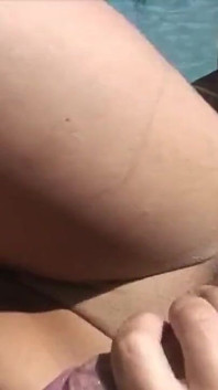Piękna europejska gwiazda porno Tia Carrera w ekscytującej scenie przy basenie z Dennisem Martim