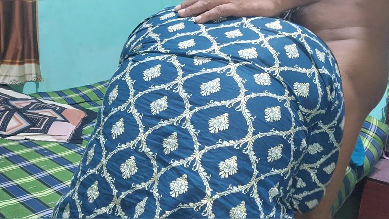 Banglavabi: Bangladeshisk styvmamma knullar hårt av styvson när hennes man inte...