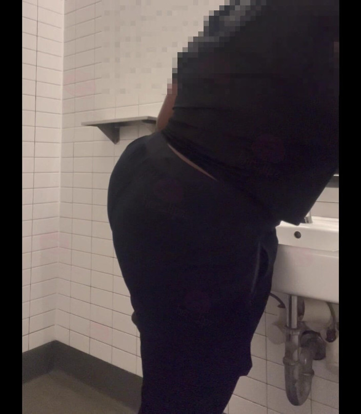 Anye Meshell: 这些浴室不有序，但我很饥渴，所以我把自己锁进去！