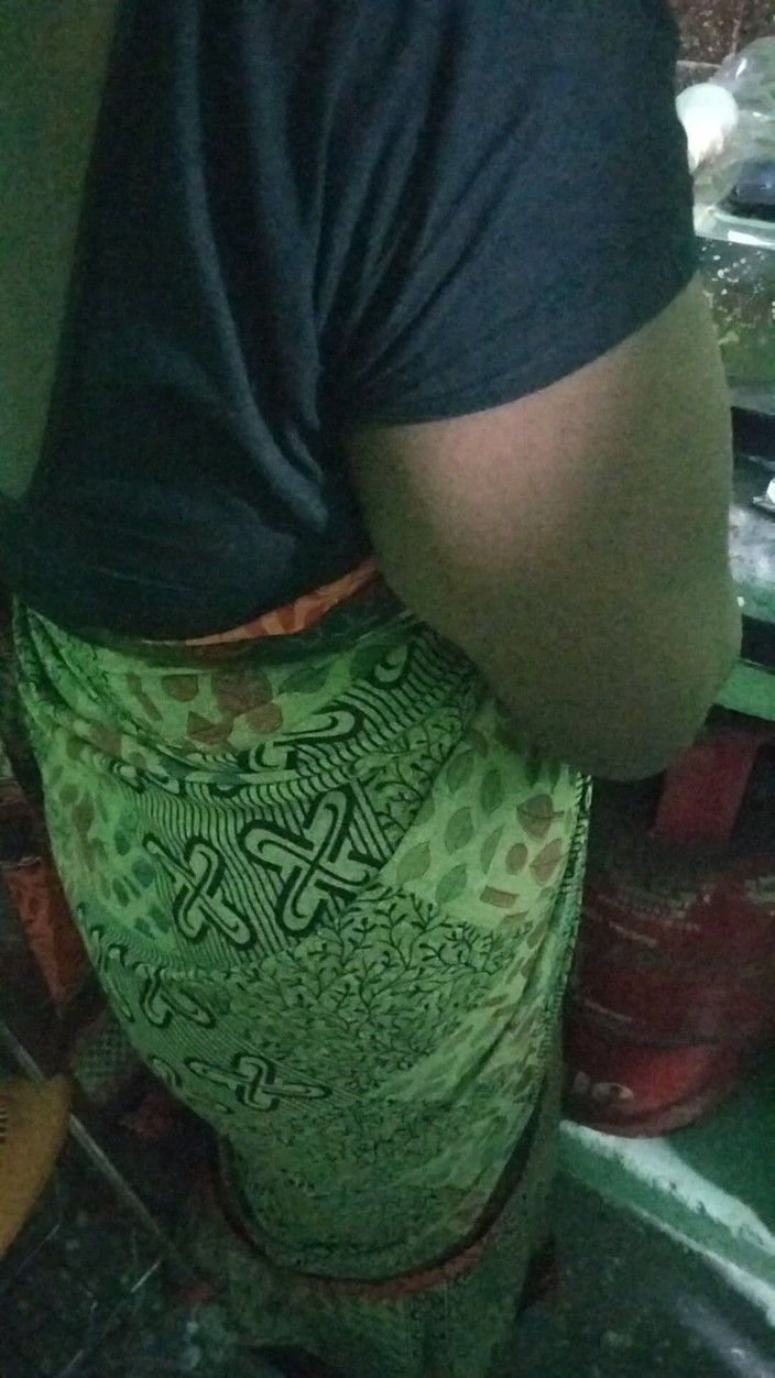 Tamil lesbian: 新しいおばさんを着たサリーが話す